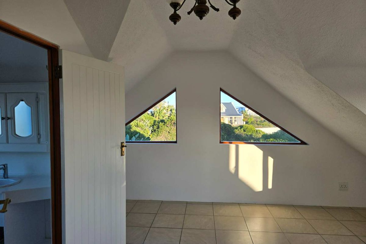 Family Home in Secure Seaside Estate that Offers Space for Everyone - Photo 5