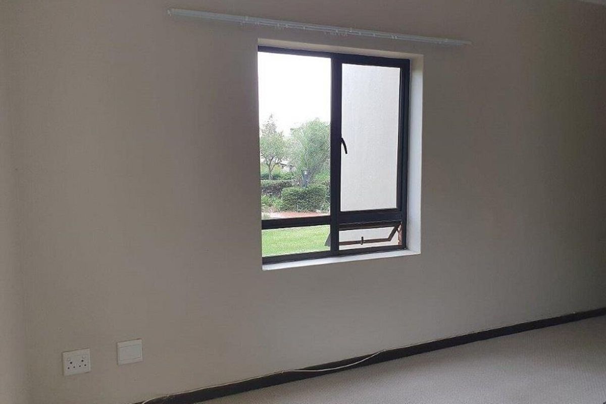 2 Bedroom 2 Bathroom Ground floor apartment for rent in beautiful Golf Estate R9000 available 1 August - Photo 4