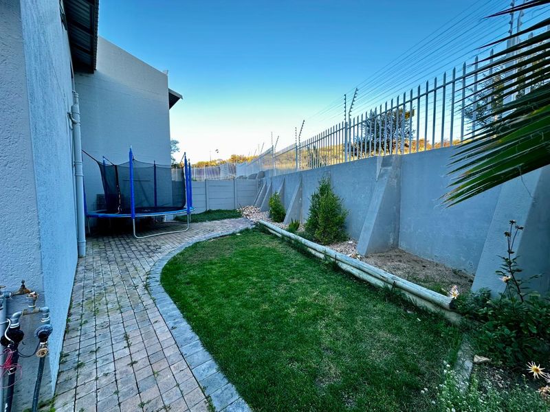 3 Bedroom Townhouse For Sale in Avis - Photo 2