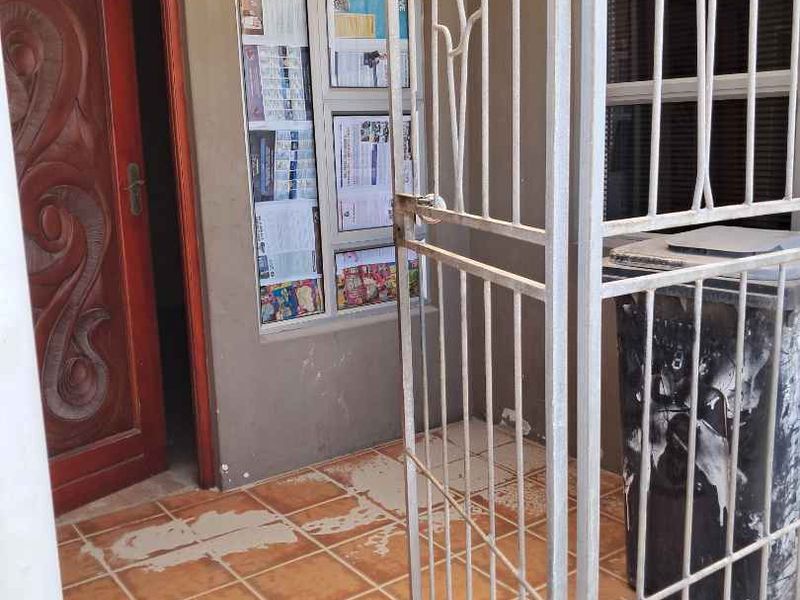 Charming 3-Bedroom Home with Spacious Open-Plan Living - Photo 9