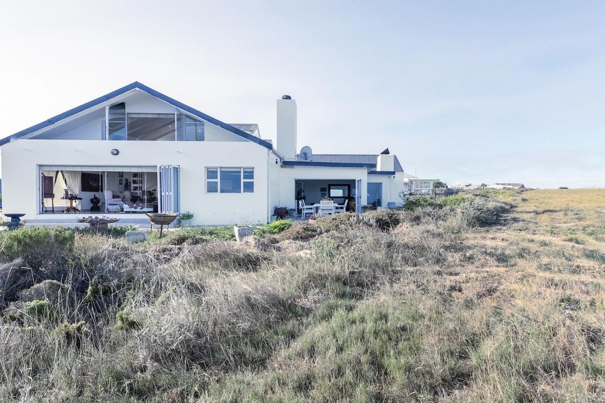 Modern Spacious Living at the Beach with Sea Views - Photo 3