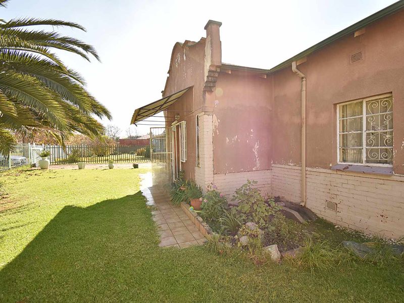 Spacious Home - Photo 2
