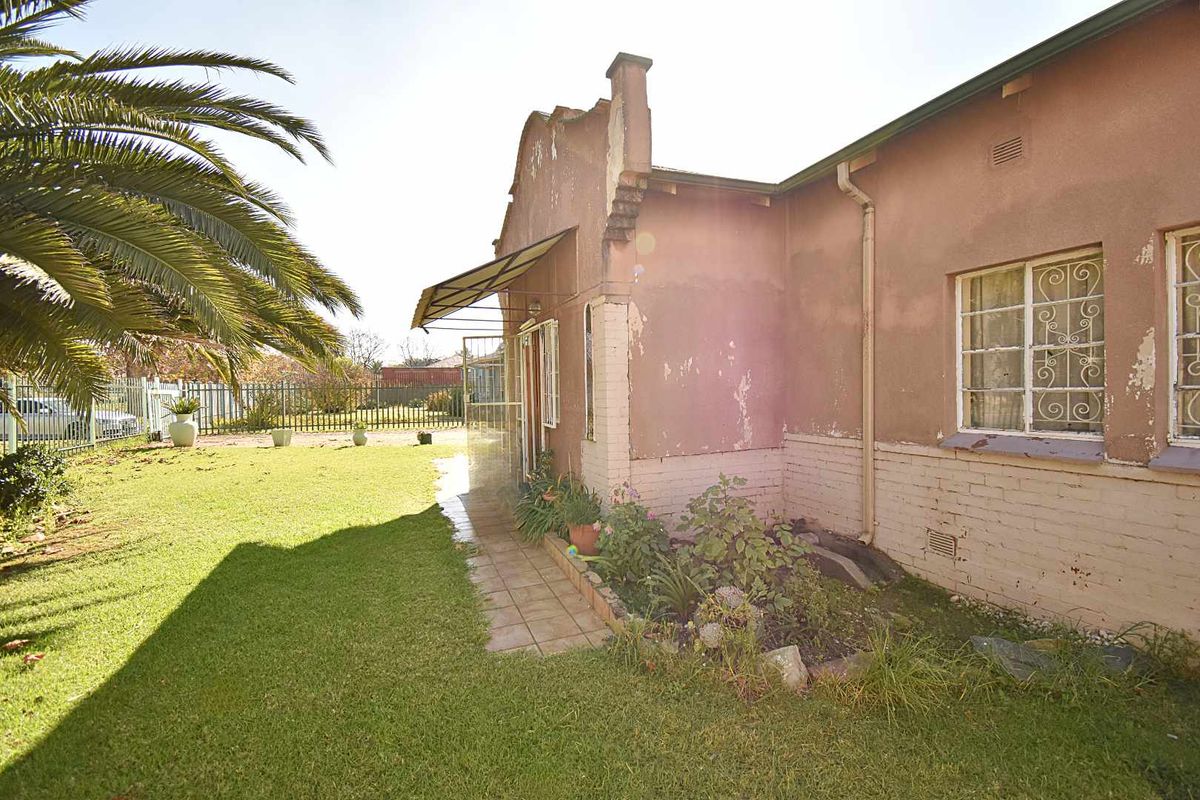 Spacious Home - Photo 2