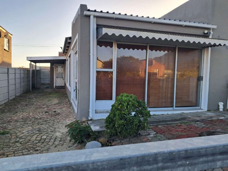 OPEN PLAN COASTAL LIVING - Photo 3