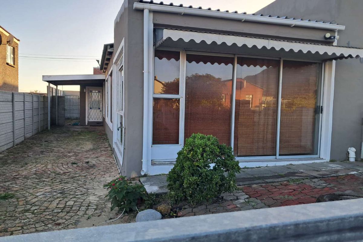 OPEN PLAN COASTAL LIVING - Photo 3