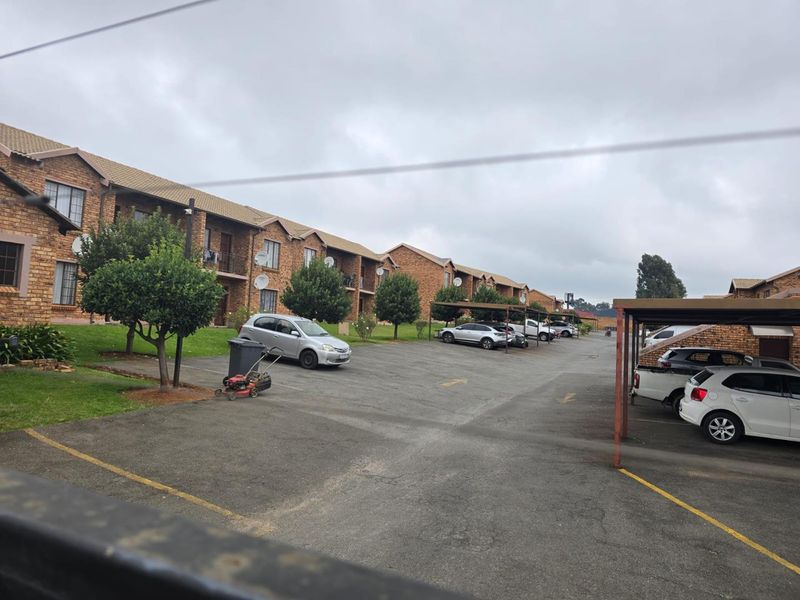2 Bedroom Townhouse in Chloorkop - Photo 2