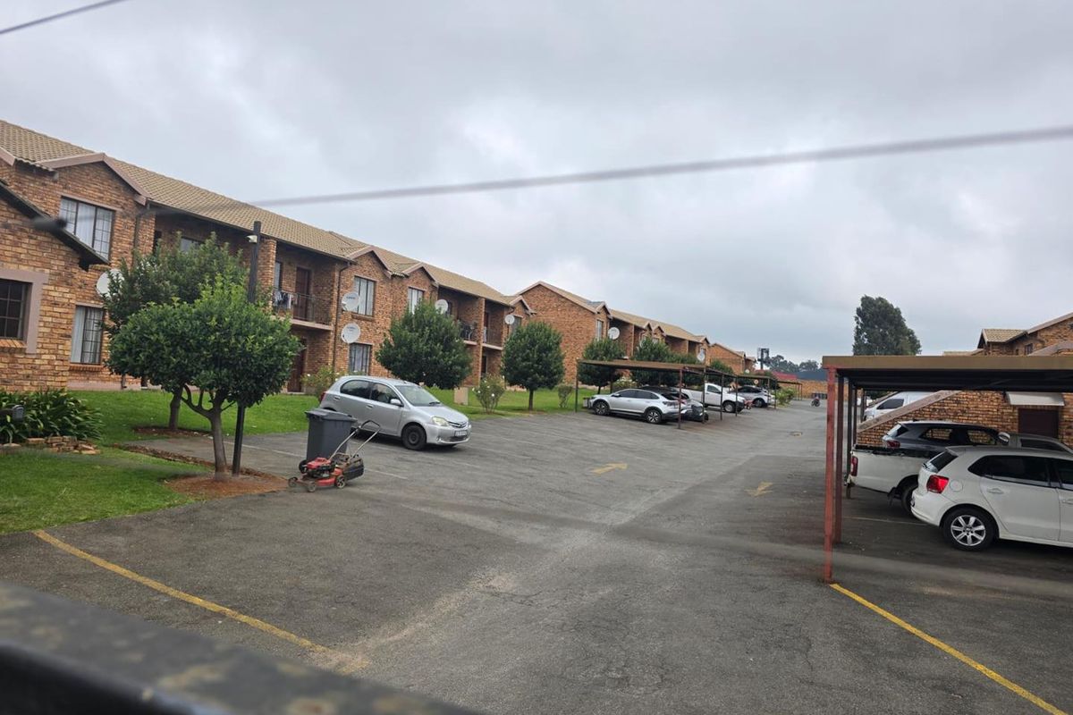 2 Bedroom Townhouse in Chloorkop - Photo 2