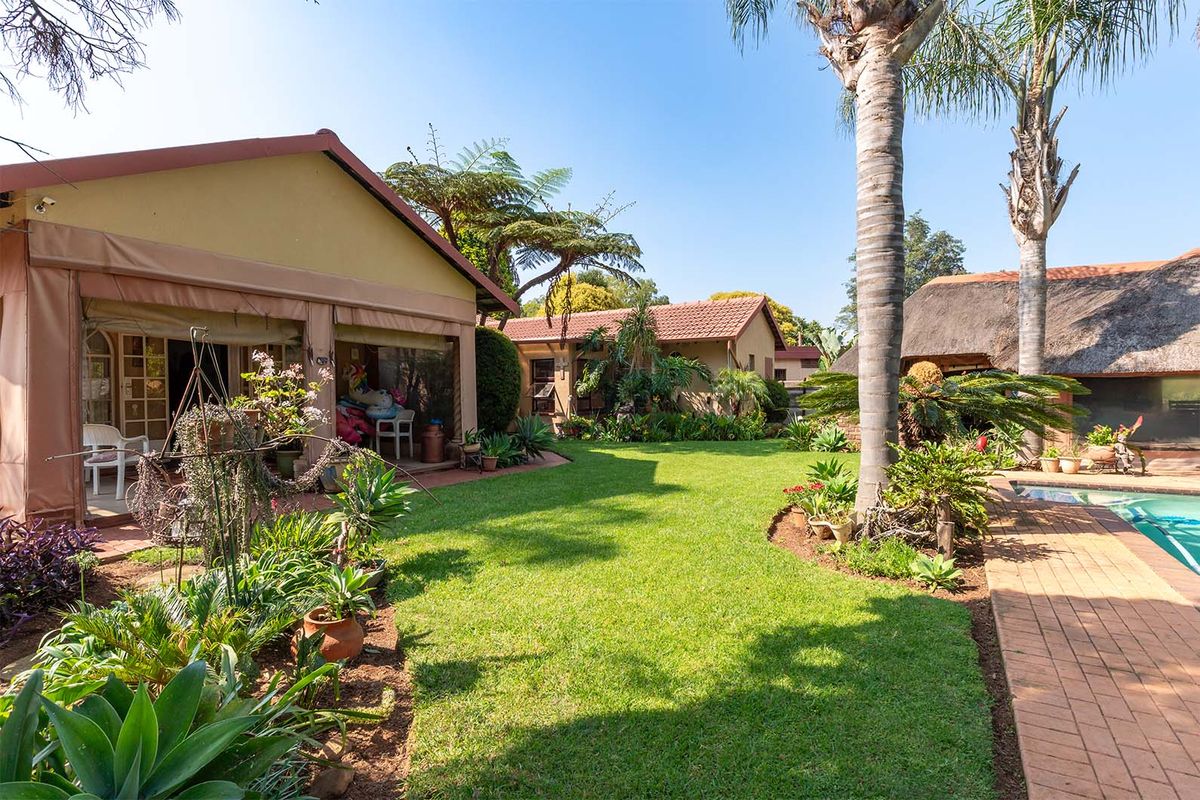 3 Bedroom Versatile Family Home with Flatlet, Solar & Superb Entertainment – Bonaero Park - Photo 3