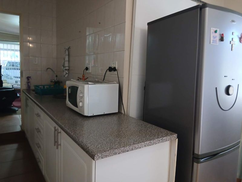 Spacious Family Haven with Two Income Generating Cottages - Photo 9
