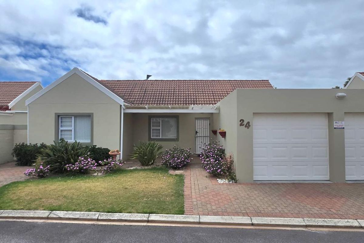 Secure Three Bedroom Coastal Home for Sale in Franskraal Close to Beach and Amenities - Photo 4