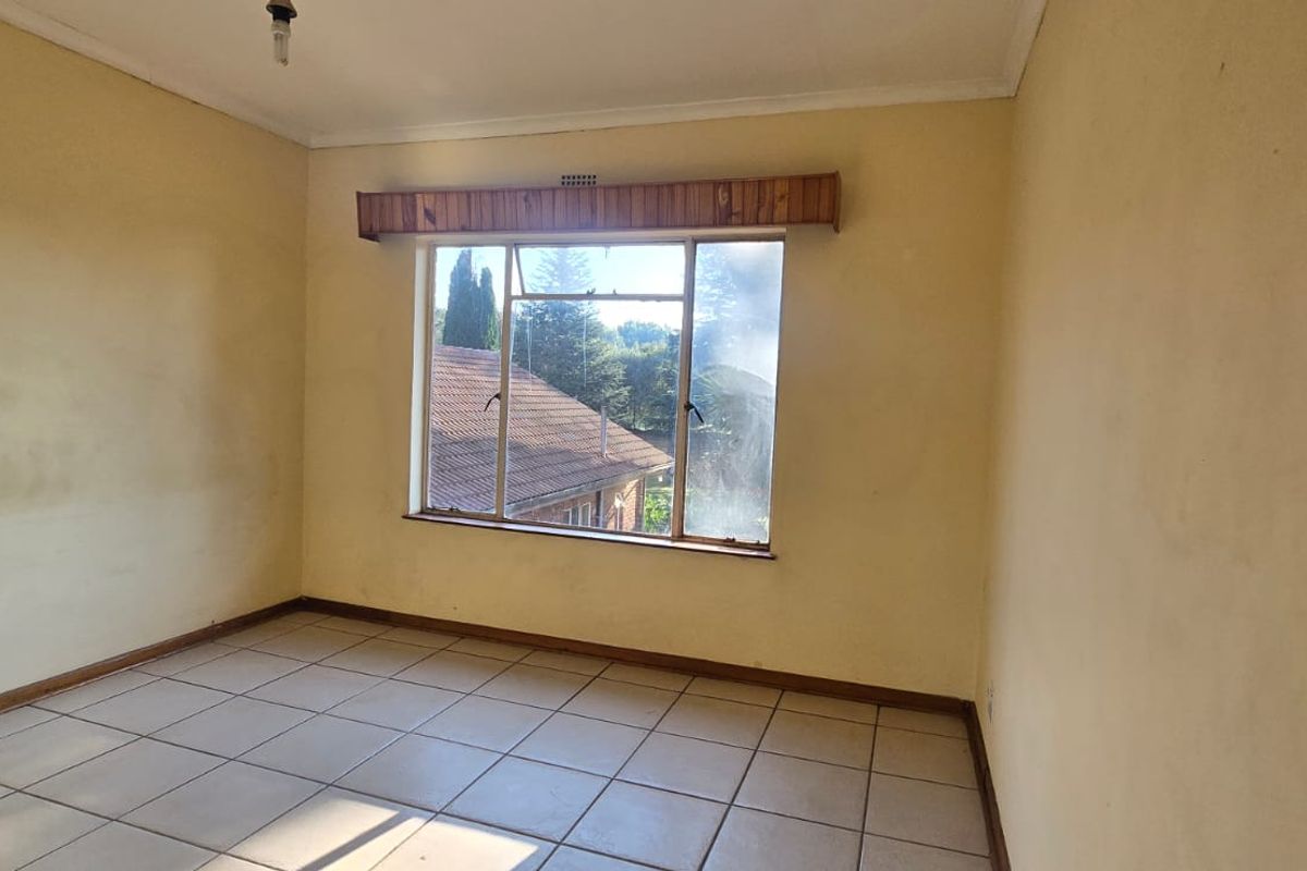 Spacious 2-Bedroom Garden Cottage in a Tranquil Setting - Photo 4