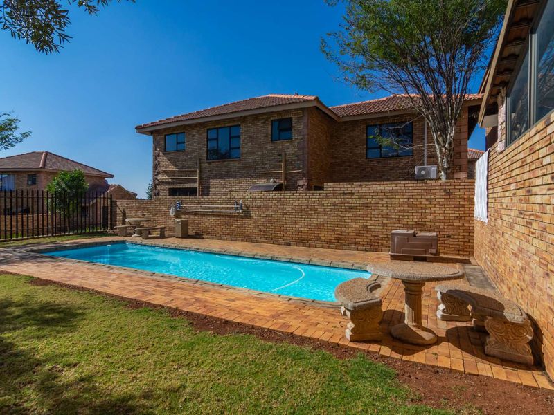 Charming townhouse in Ruimsig Manor III awaits! - Photo 2