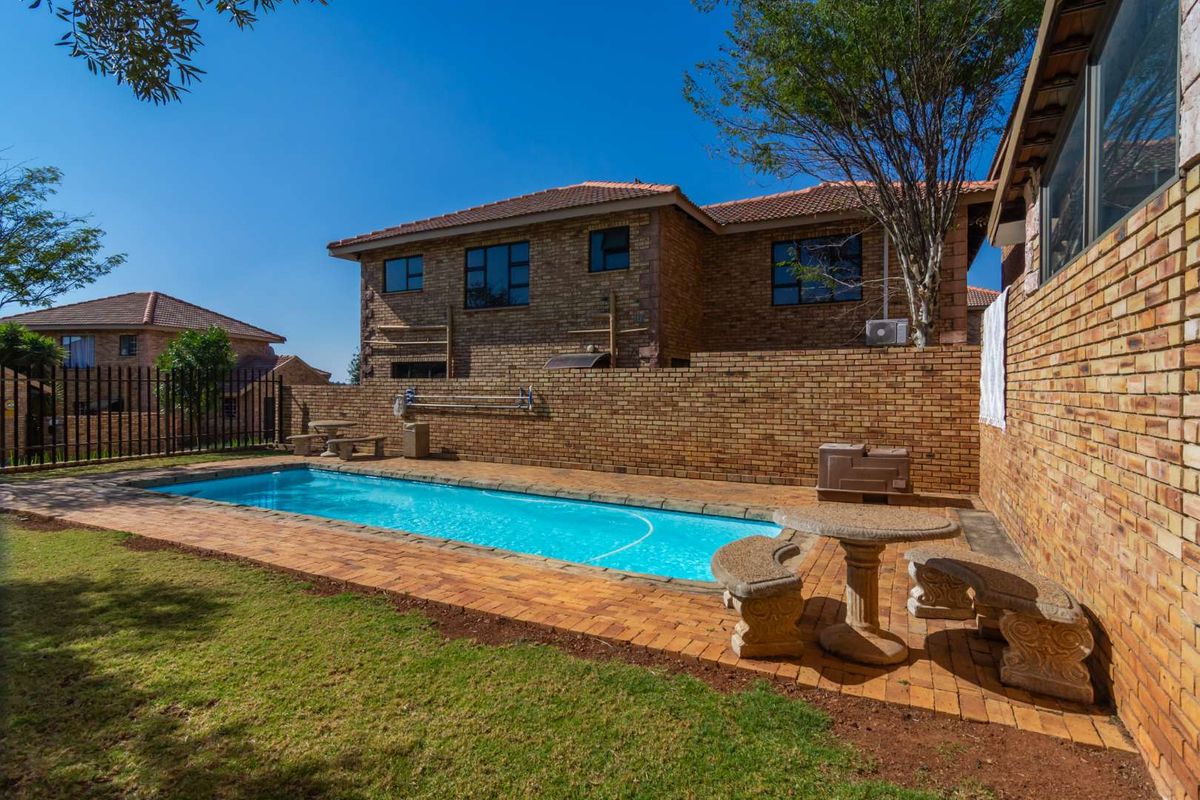 Charming townhouse in Ruimsig Manor III awaits! - Photo 2