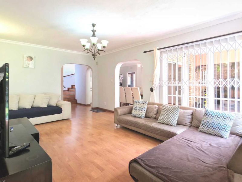 Spacious, Location Perfect, 3 Bedroom Sandton Townhouse with Private Garden - Photo 6