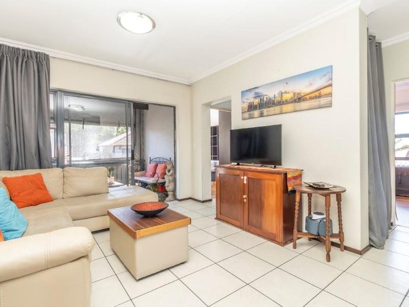 Convenient living with 24/7 security & prime location access! - Photo 2