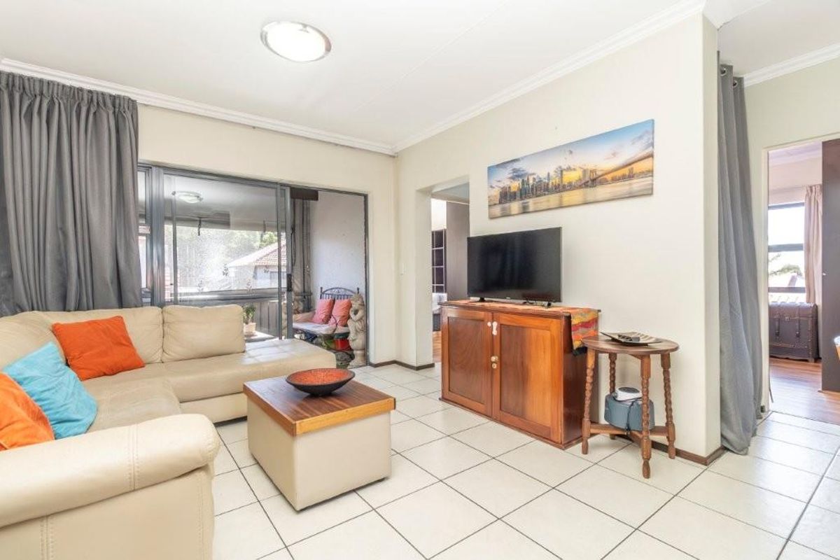 Convenient living with 24/7 security & prime location access! - Photo 2