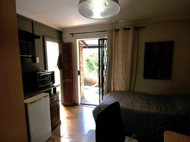 A Small Bachelor's Unit Menlo Park - Photo 4