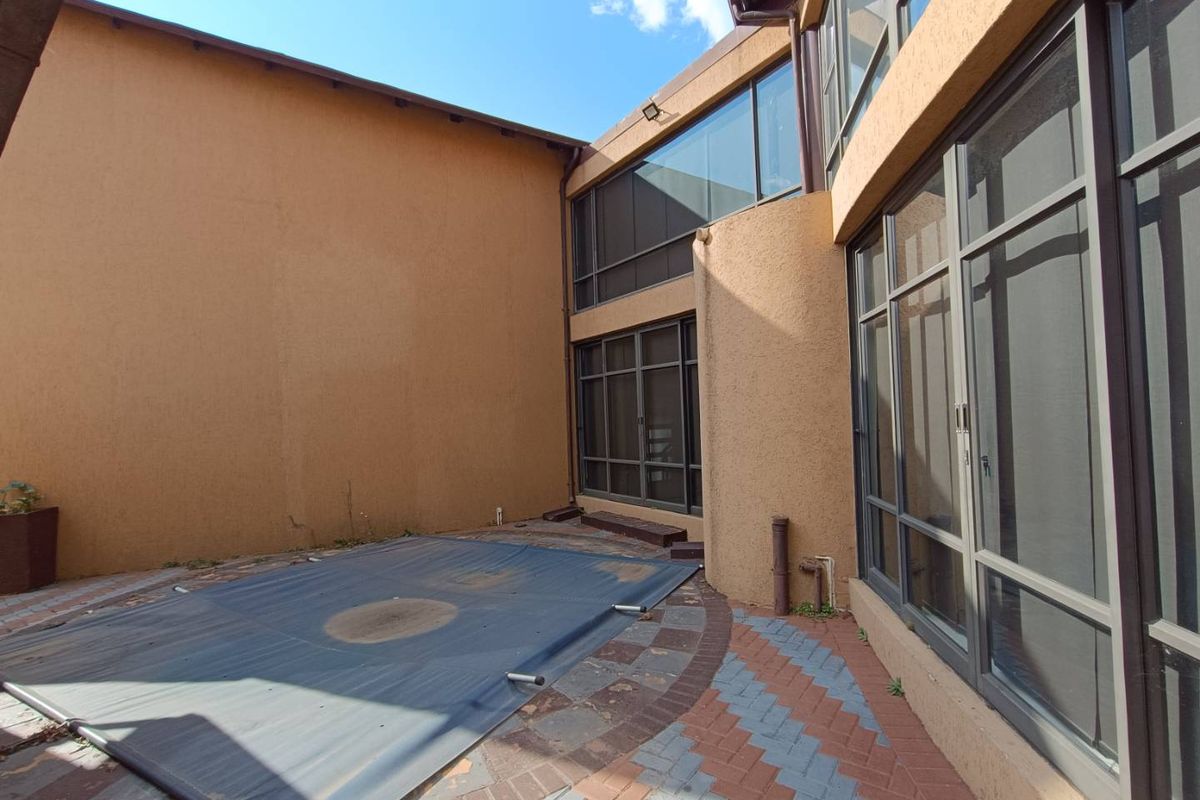 VALLEY VIEW ESTATE -  4 BEDROOM HOUSE WITH A GYM & STUDY - Photo 3