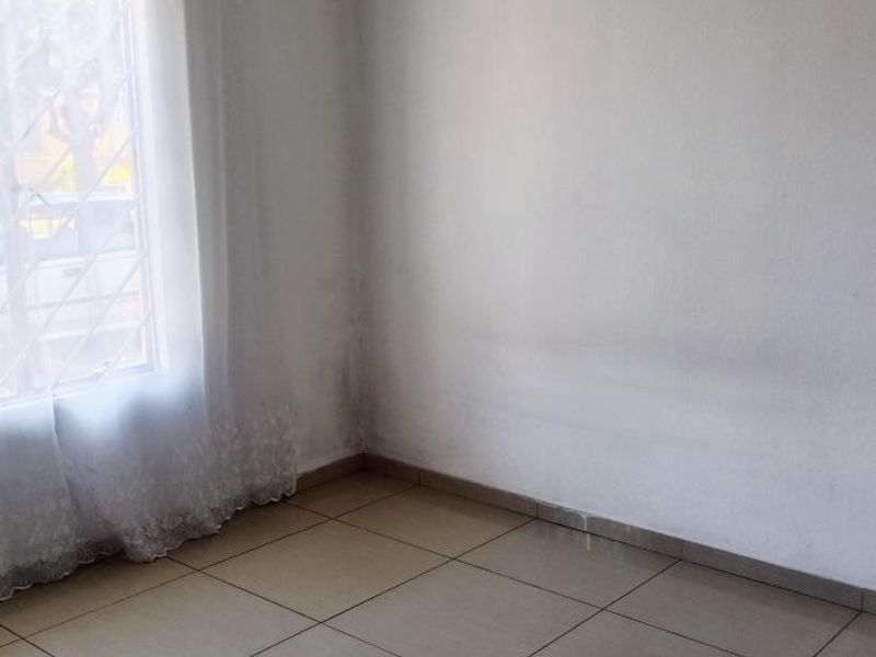 Two Bedroom 1 Bathroom Simplex To Let - Photo 6