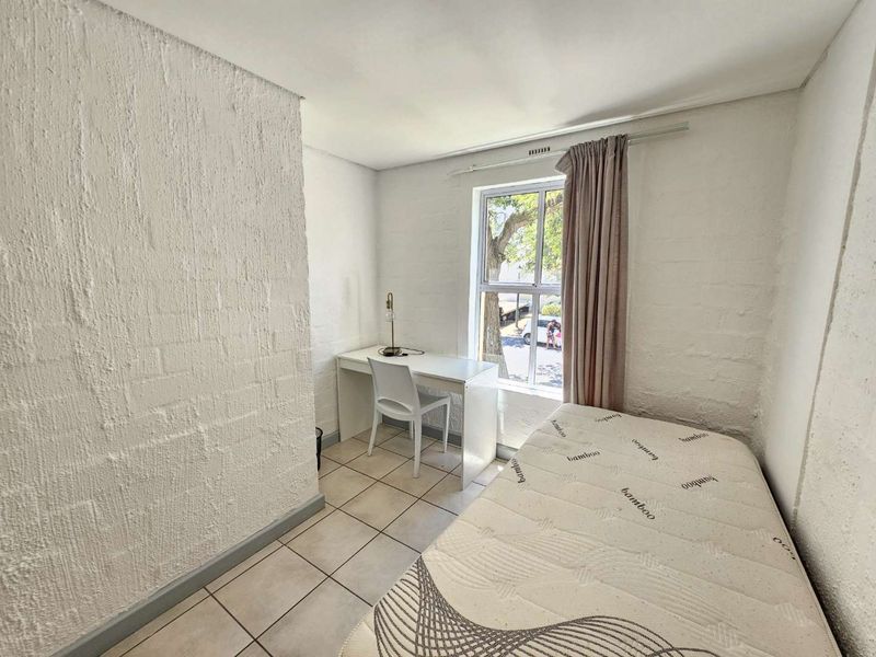 Beautifully renovated and furnished 2 Bed 1 Bath Apartment with open plan living area with kitchenette - Photo 8