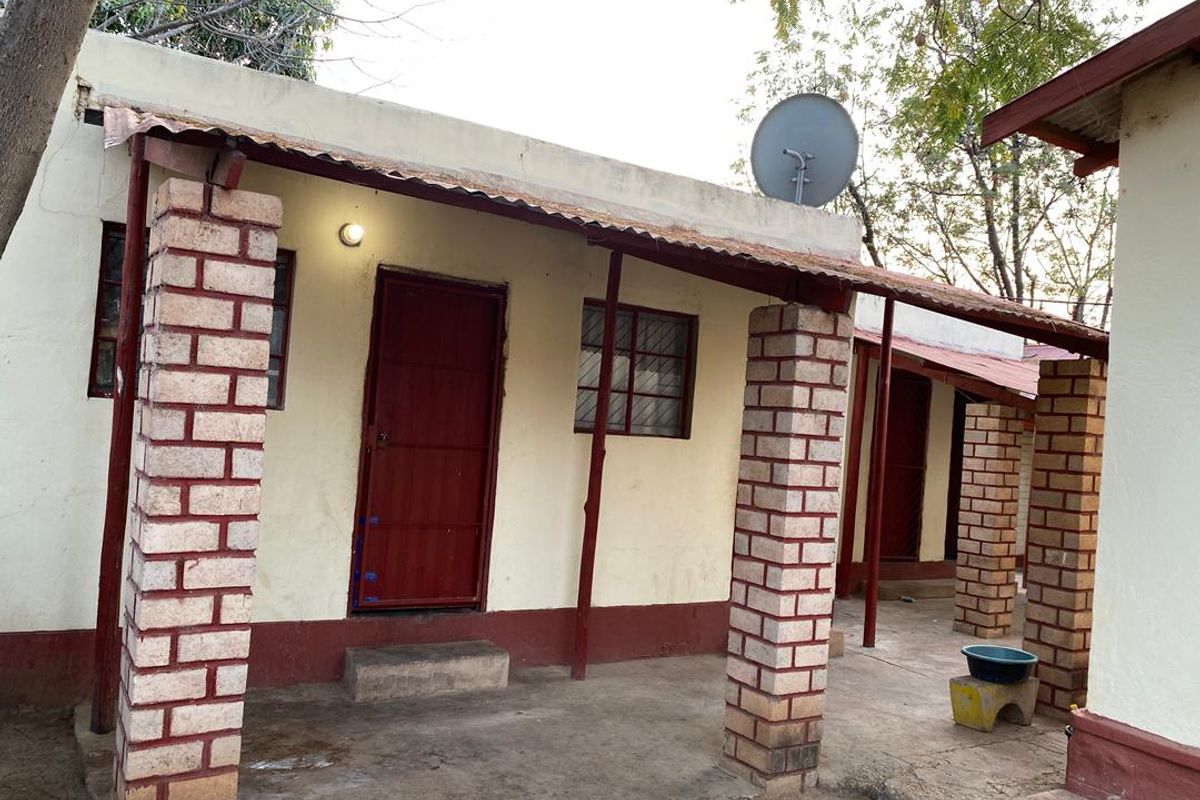 2 Bedroom House For Sale/5 Back Units(Rooms) - Photo 2