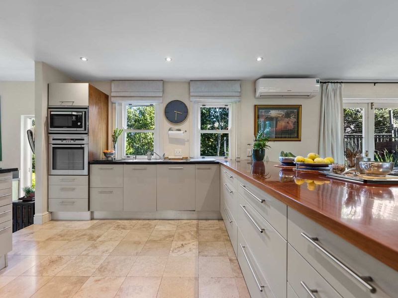 A Warm, Welcoming Home in Secure Tamboerskloof Estate - Photo 9