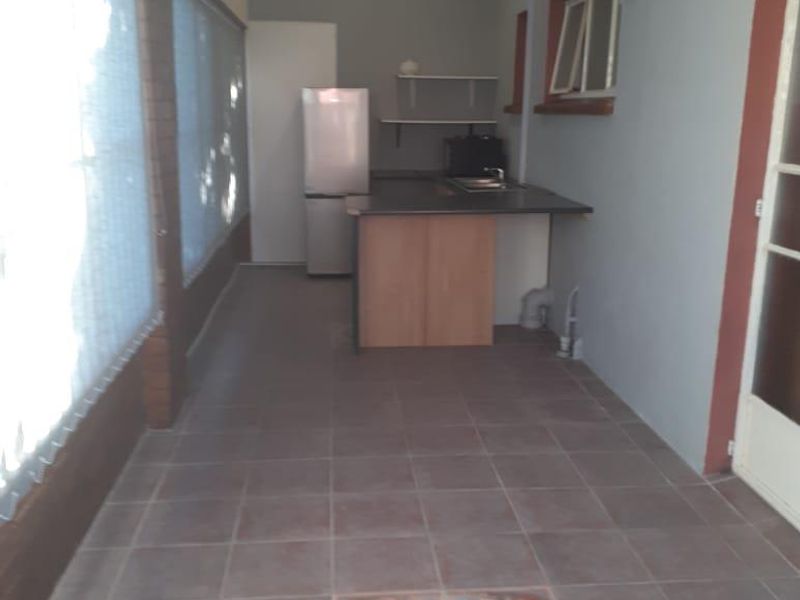 Meticulously cared for family home in an established neighbourhood. - Photo 8