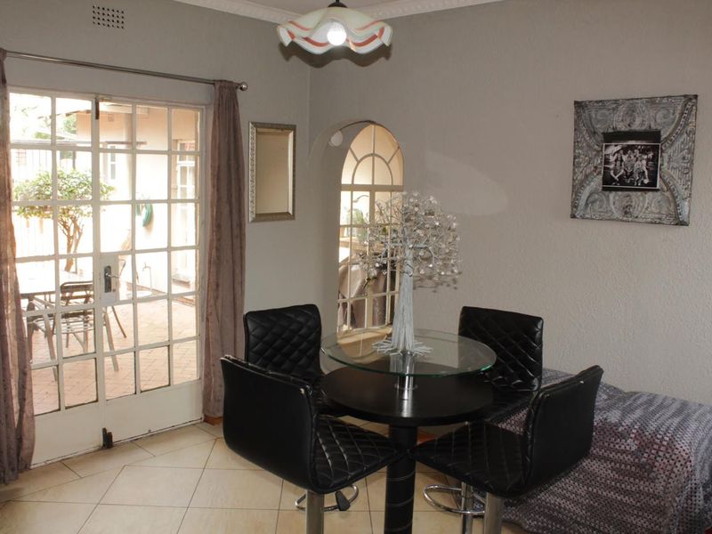 Large Property + 2 Flatlets! + SOLAR! - Photo 5