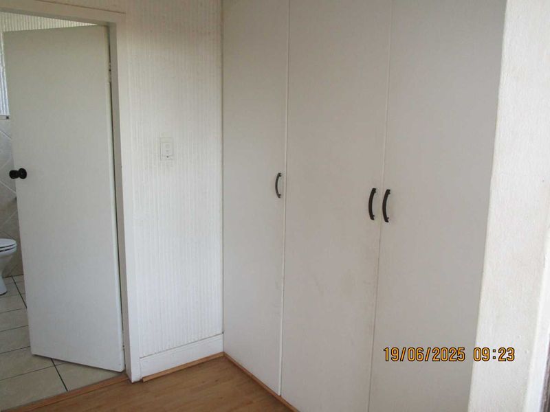 SPACIOUS 3 BED APARTMRNT IN QUIET COMPLEX IN BTAMLEY PARK - Photo 6