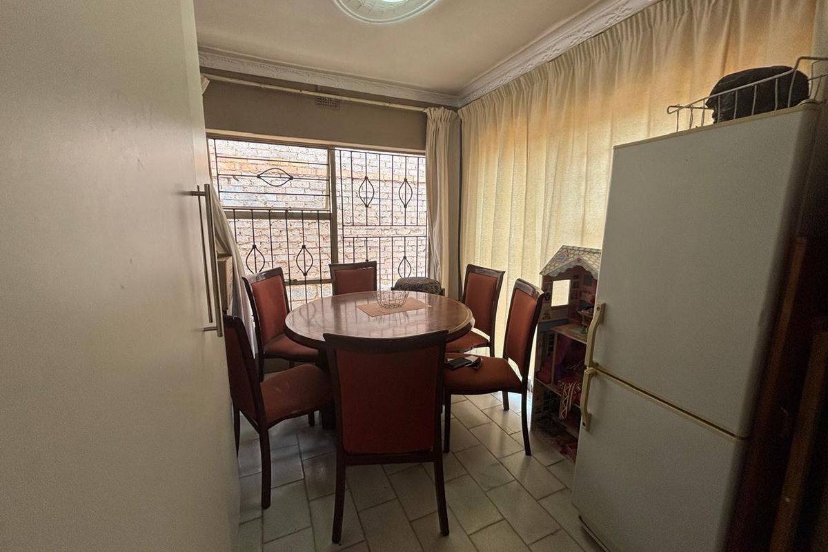 Stunning 3-Bedroom Family Home for Sale in Protea North - Photo 4