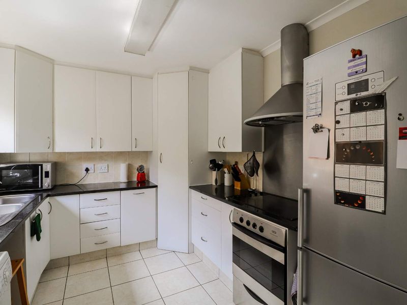 Perfect lock-up and go with magical sea views - Photo 3