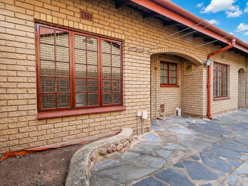 Spacious 3 Bedroom Facebrick Simplex With Entertainment Area & Splash Pool - Photo 4