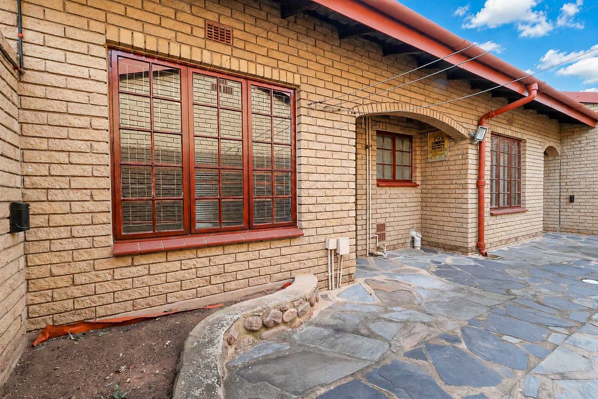 Spacious 3 Bedroom Facebrick Simplex With Entertainment Area & Splash Pool - Photo 4