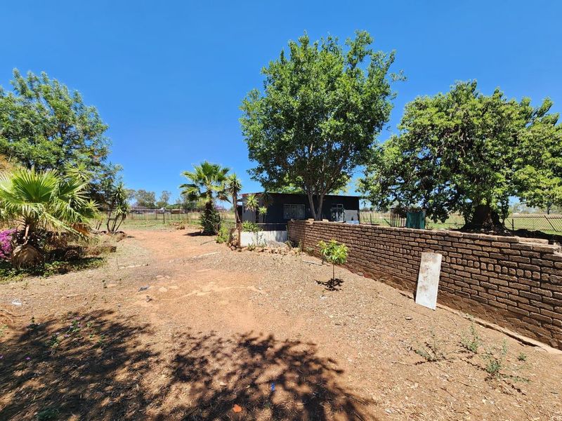 7 Bedroom Farm Next to Main Road in Haakdoornboom - Photo 4