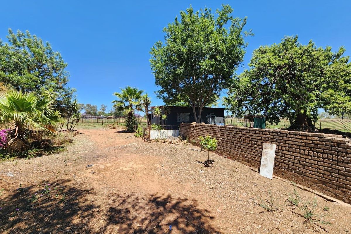 7 Bedroom Farm Next to Main Road in Haakdoornboom - Photo 4