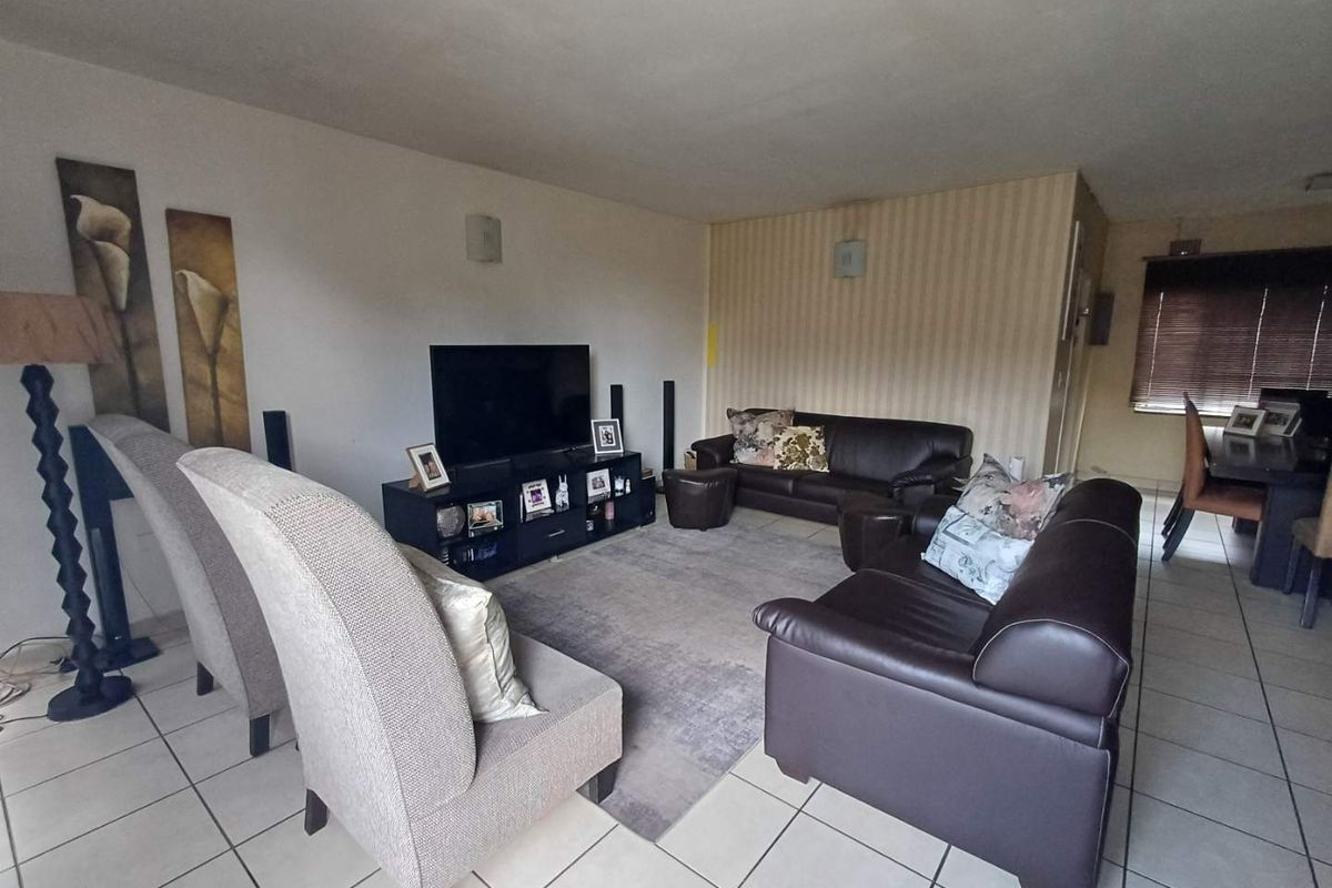 LOVELY TOWN HOUSE - Photo 4