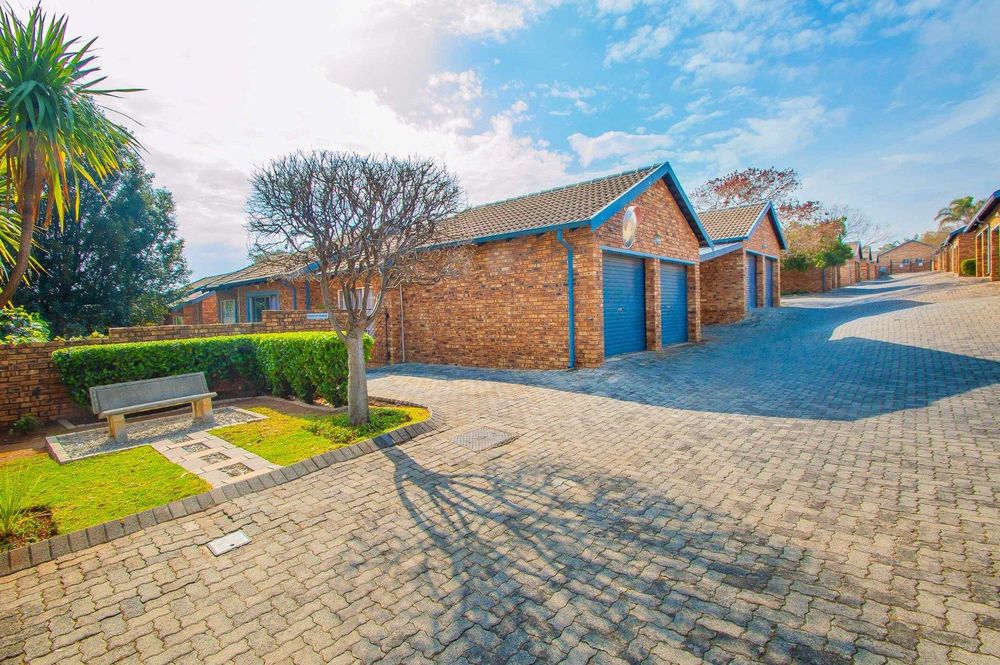 Picturesque entrance with well spaced out units