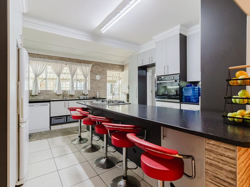 Beautiful 3-Bed Home with Potential - Photo 10