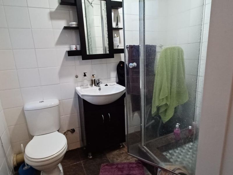 CLUBVIEW - 2 BEDROOMS - 2 BATHROOMS - LOCK-UP GARAGE - Photo 5