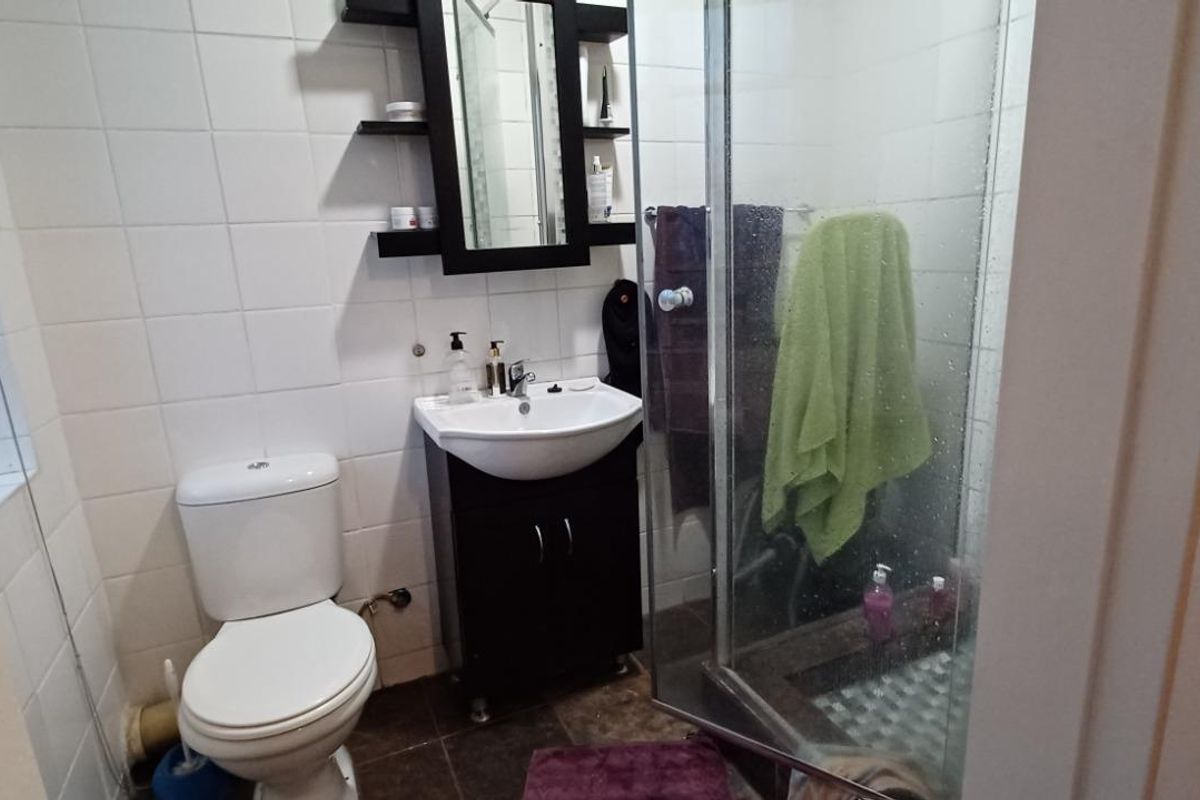 CLUBVIEW - 2 BEDROOMS - 2 BATHROOMS - LOCK-UP GARAGE - Photo 5
