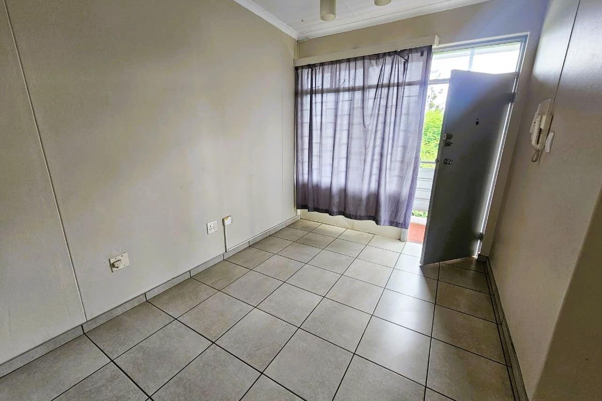 Spacious 1.5-Bedroom Apartment in Prime Queenswood Location - Photo 4