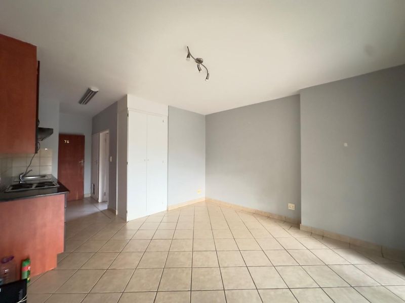 Bachelor Apartment with a Balcony - Photo 10