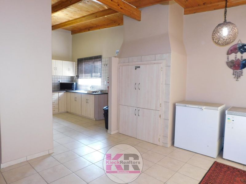 Not to be Missed!!! House with flat and separate laundry - Photo 6