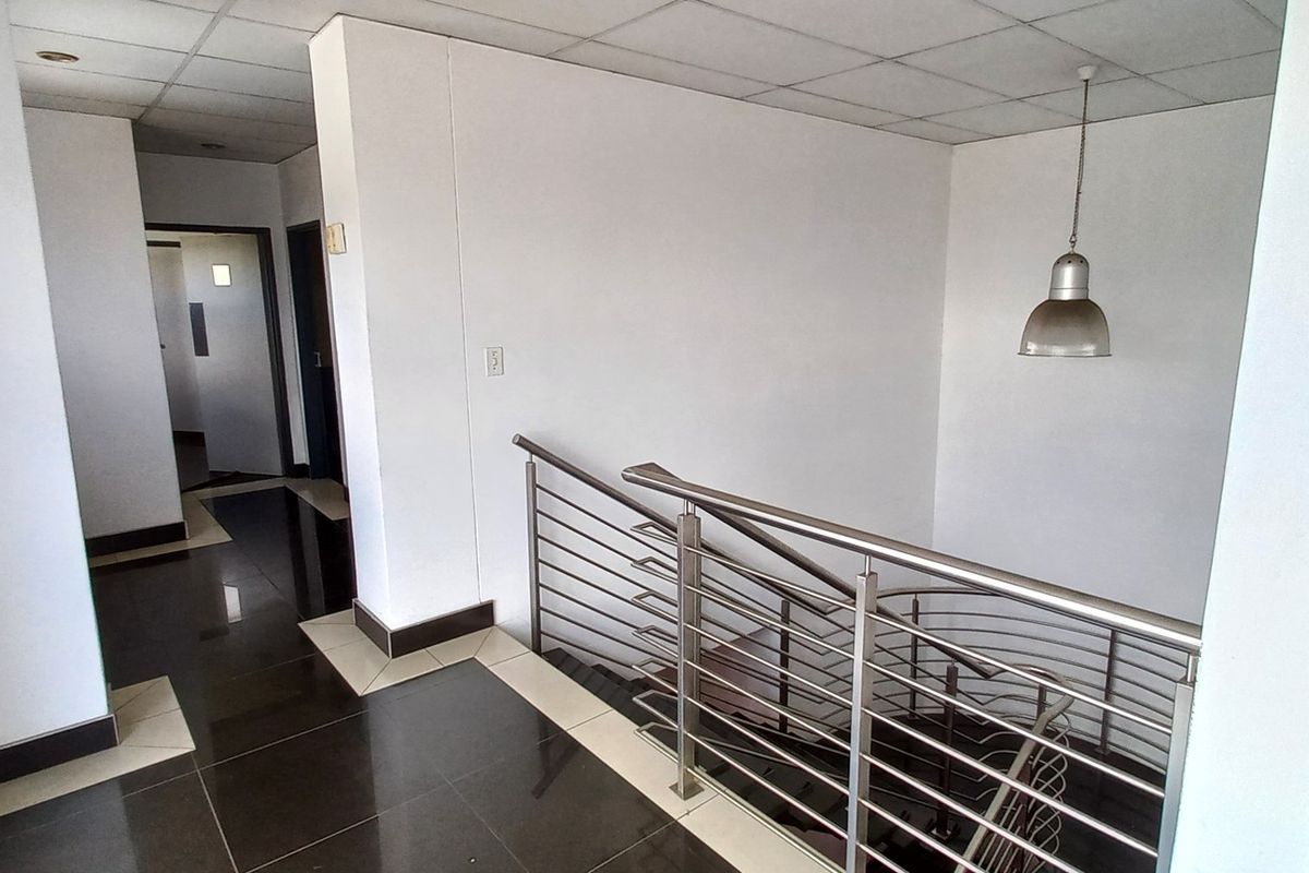 872m2 Jet Park Warehouse - Photo 4