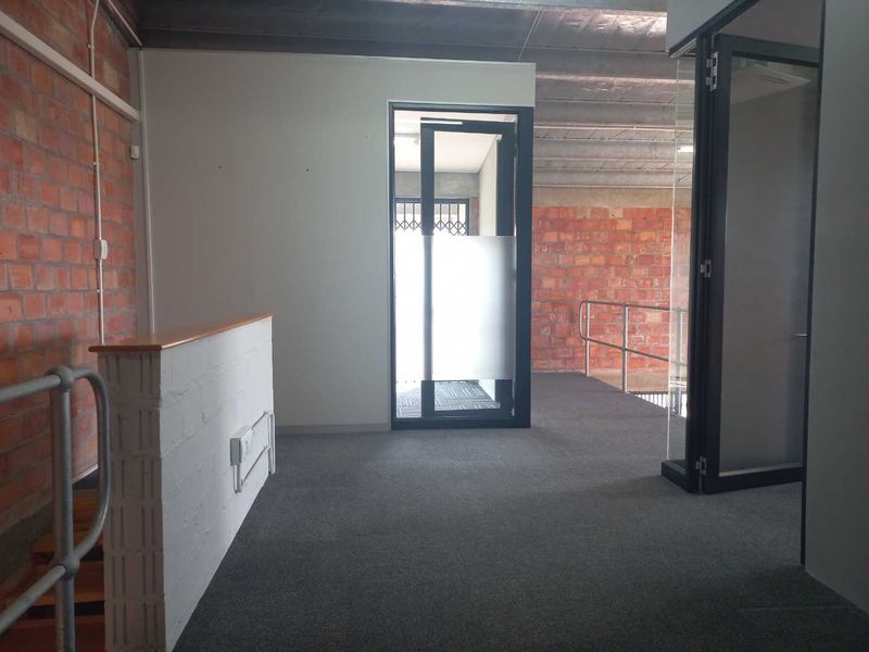 Warehouse or Mixed Use premises with mezzanine offices, available immediately! - Photo 9