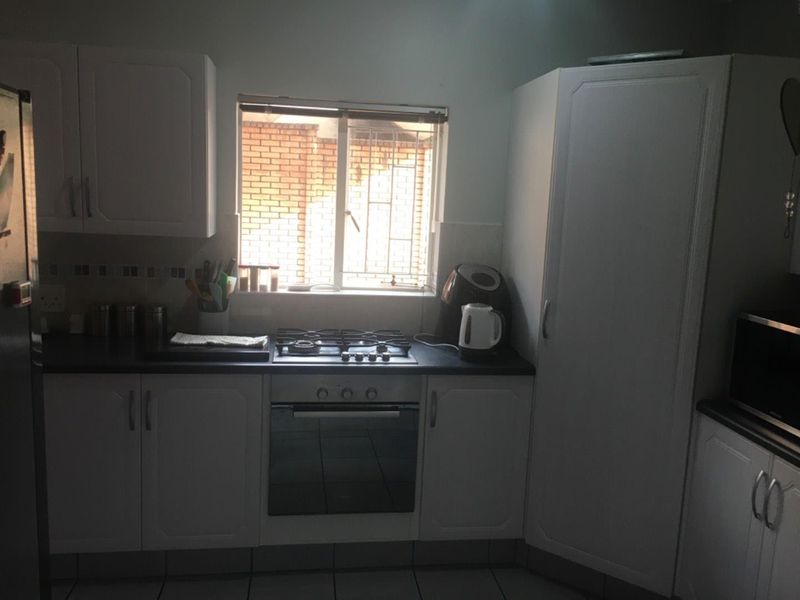 2 Seperate flats and a House on corner stand with two entrances. - Photo 3