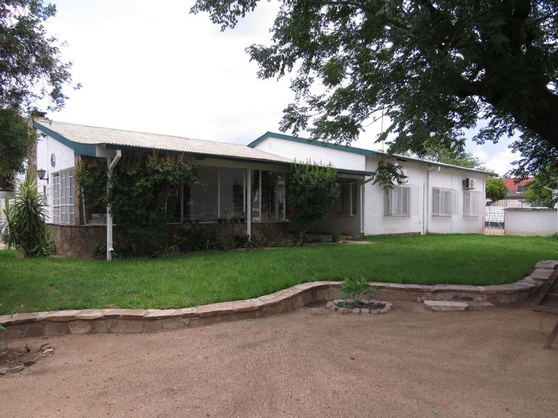 A 3bedroom family home with a flat and a lovely swimming pool is for sale in a quiet and safe area of Okahandja!! - Photo 10