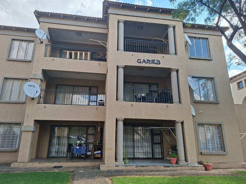 Neat & Modern Top-Floor Apartment in Weltevreden Park - Photo 1