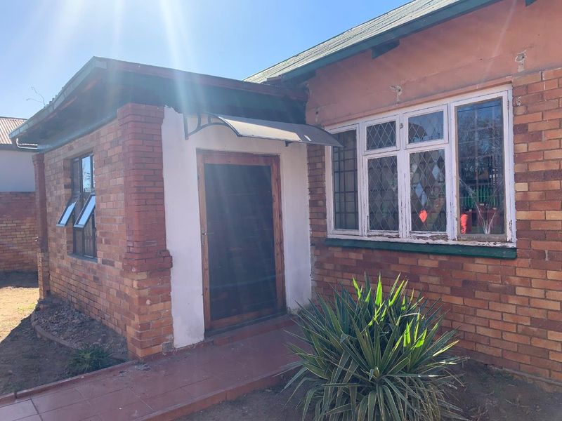 **Charming 3/4 Bedroom Family Home in Prime Location – A Must-See Investment Opportunity - Photo 2