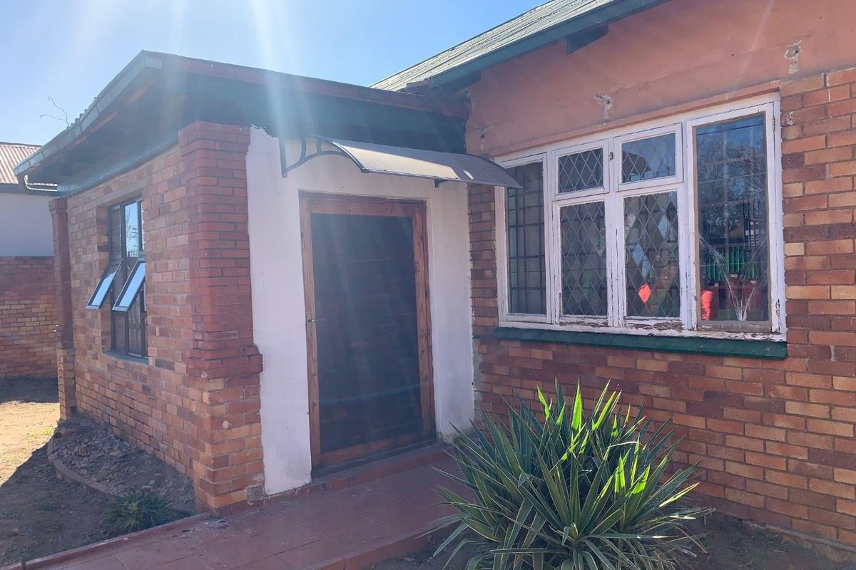 **Charming 3/4 Bedroom Family Home in Prime Location – A Must-See Investment Opportunity - Photo 2